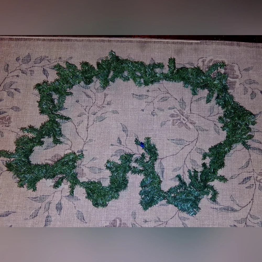Unlit Indoor/Outdoor Christmas/Holiday Garland Greenery 60ft